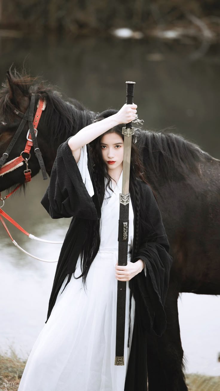 Lều Vàng Tiêu Tán: Con Đường Báo Thù Của Nàng Tỳ Nữ